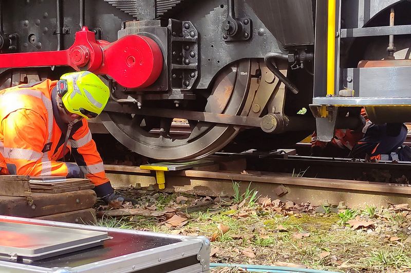 Museumlocomotief 605 van het Spoorwegmuseum herspoord door Incidentenbestrijders van ProRail